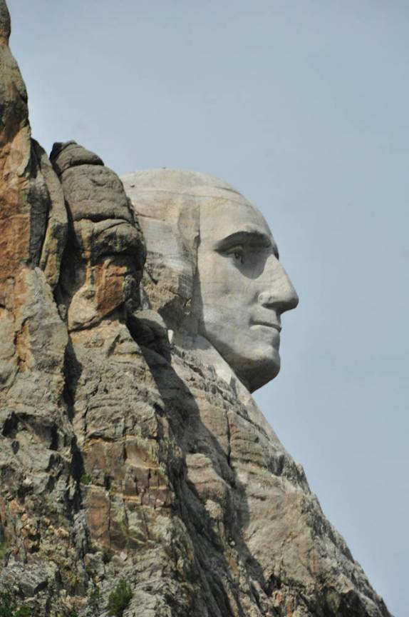 Visto de perfil, Washington, um dos presidentes esculpidos no Mount Rushmore, na região das Black Hills, em South Dakota, nos Estados Unidos